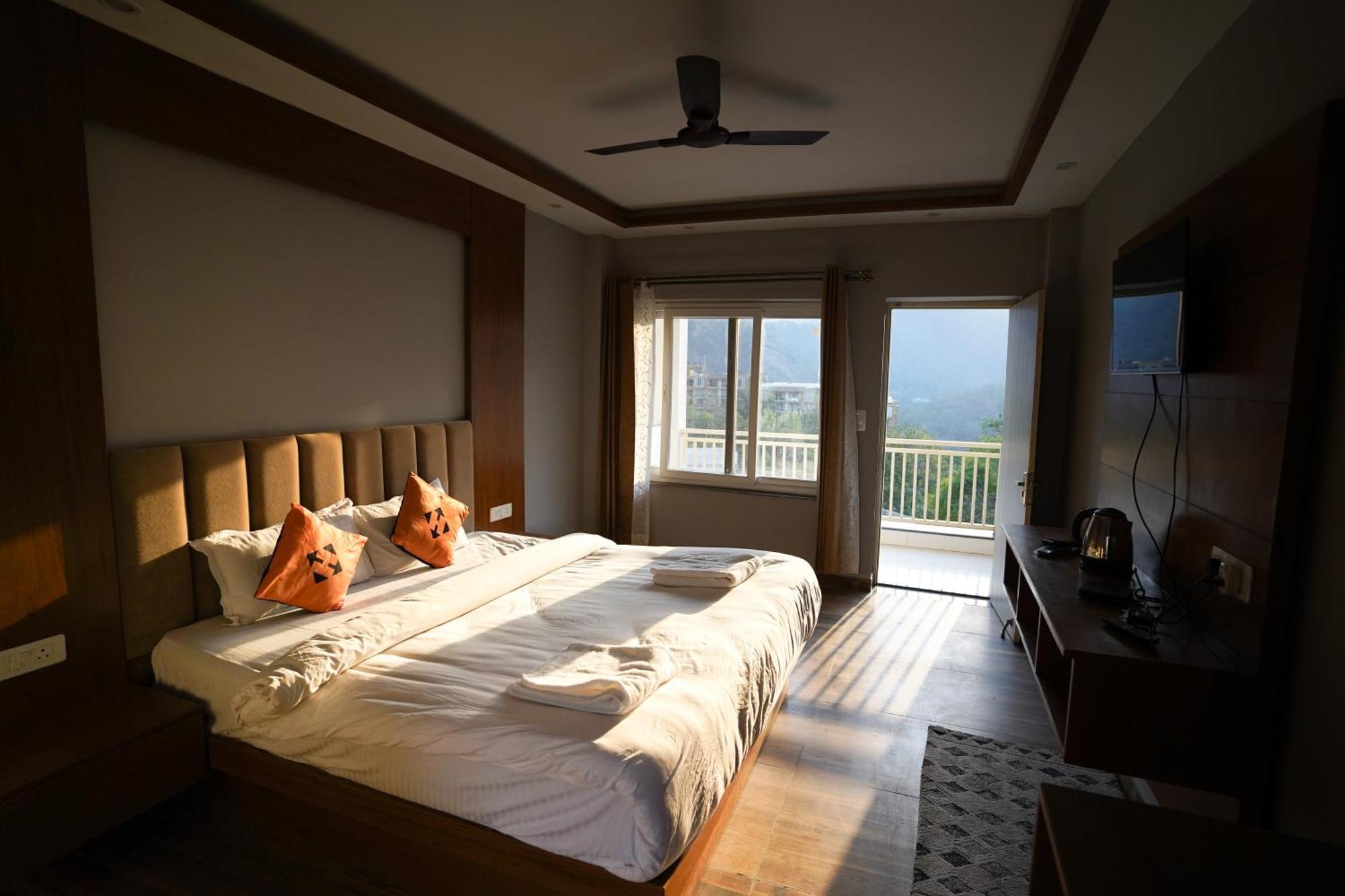 Hide-In Rishikesh, Laxman Jhula Hostel ภายนอก รูปภาพ